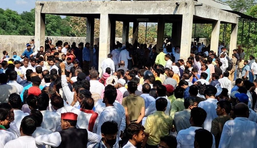 पत्नी साधना के अंतिम संस्कार में पहुंचे मुलायम सिंह, गाड़ी से ही किए पार्थिव शरीर के दर्शन UP Tak