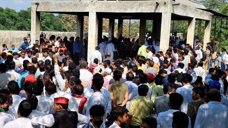 पत्नी साधना के अंतिम संस्कार में पहुंचे मुलायम सिंह, गाड़ी से ही किए पार्थिव शरीर के दर्शन UP Tak