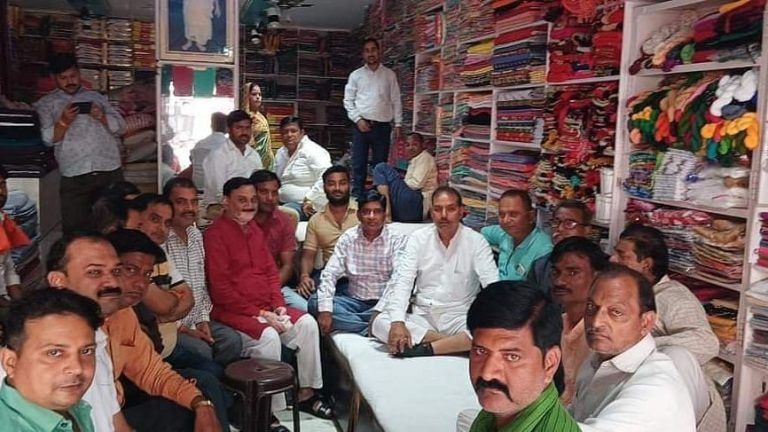 फिरोजाबाद: अफसर की पत्नी से हुआ विवाद तो पुलिस ने दुकानदार-डॉक्टर भाई को नाप डाला? जानें UP Tak