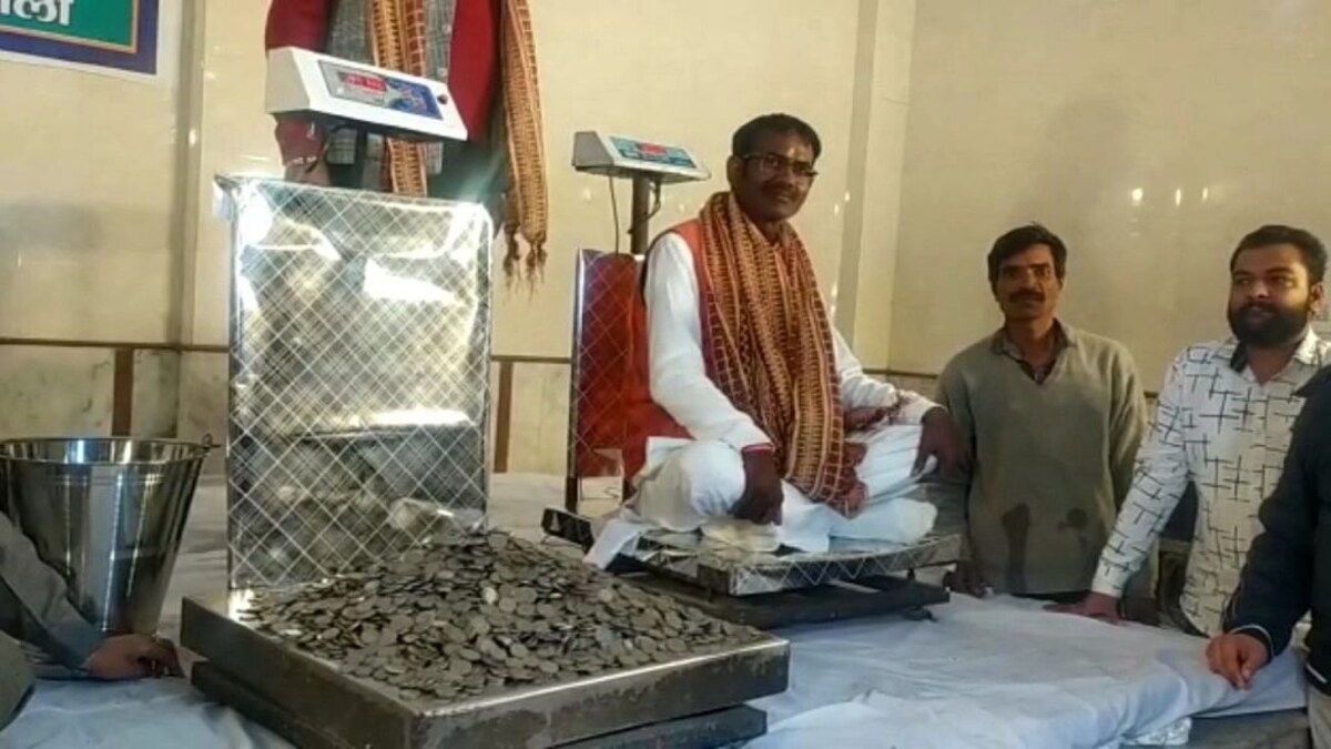 खतौली: पूर्व विधायक-BJP प्रत्याशी के पति विक्रम सैनी को सिक्कों से तौला गया, जानें क्यों? UP Tak