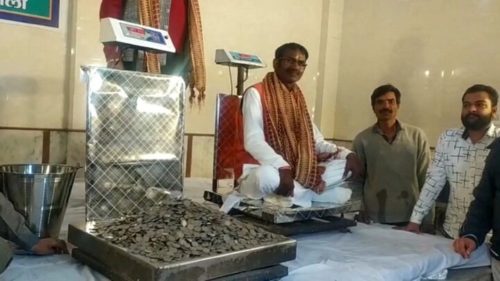 खतौली: पूर्व विधायक-BJP प्रत्याशी के पति विक्रम सैनी को सिक्कों से तौला गया, जानें क्यों? UP Tak