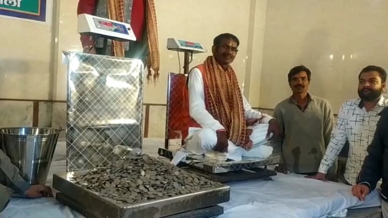 खतौली: पूर्व विधायक-BJP प्रत्याशी के पति विक्रम सैनी को सिक्कों से तौला गया, जानें क्यों? UP Tak