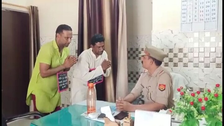 मुजफ्फरनगर: गले में तख्ती डाले और हाथ जोड़े दो बदमाश पहुंचे थाने, अपराधों से किया तौबा UP Tak