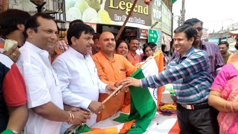 मुजफ्फरनगर: स्टॉल लगाकर 25 रुपये में बीजेपी नेताओं और मंत्री ने बेचा तिरंगा झंडा UP Tak