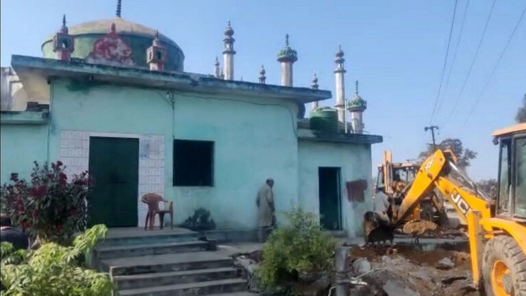 मुजफ्फरनगर: जिला प्रशासन ने 300 साल पुरानी मस्जिद पर चलाया बुल्डोजर UP Tak