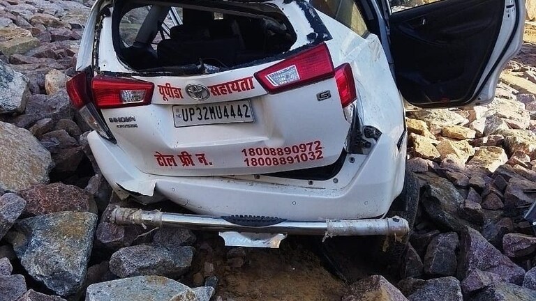 बुंदेलखंड एक्सप्रेसवे: उद्घाटन से पहले हादसा, बैरिकेडिंग तोड़ नीचे गिरी कार, उड़े परखच्चे UP Tak