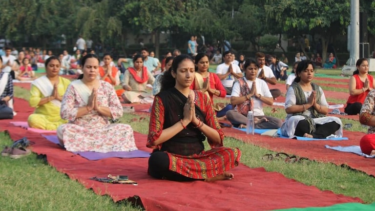 मुरादाबाद: 8 लाख से ज्यादा लोगों ने मनाया अंतरराष्ट्रीय योग दिवस, डीएम ने कही ये बात UPTak