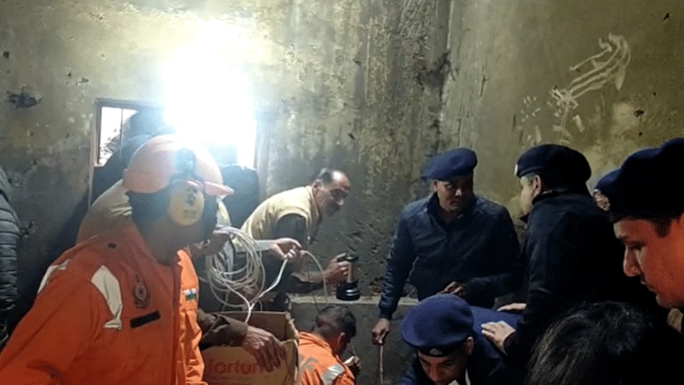 हापुड़: बोरवेल में गिरे मासूम ने मौत को दी मात, 6 घंटे बाद NDRF ने ऐसे निकाला बाहर UPTak