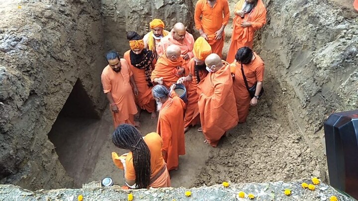 तस्वीरें: नरेंद्र गिरि को बाघंबरी मठ में दी गई भू-समाधि, बलवीर गिरि ने की अंतिम क्रिया UP Tak