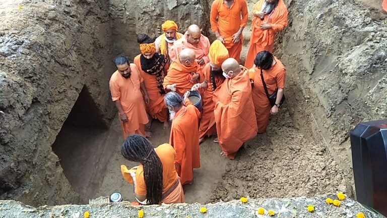 तस्वीरें: नरेंद्र गिरि को बाघंबरी मठ में दी गई भू-समाधि, बलवीर गिरि ने की अंतिम क्रिया UP Tak