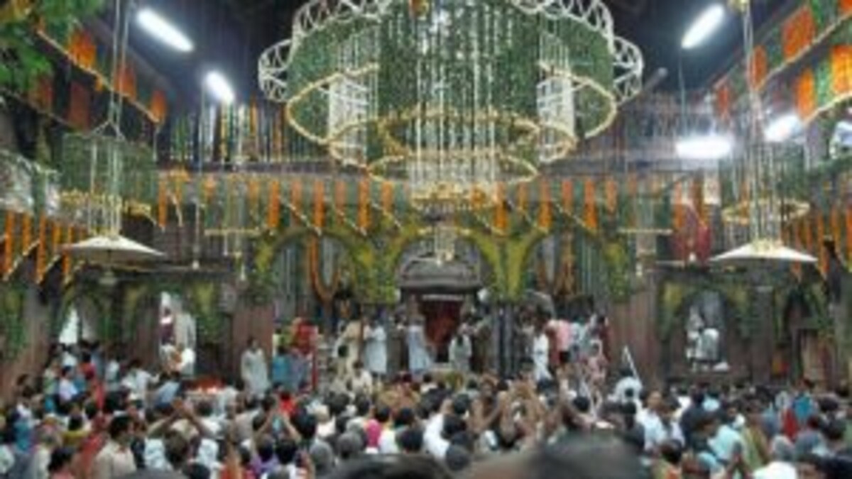 मथुरा: ‘बांके बिहारी मंदिर को दूसरी जगह स्थानांतरित किया जाए’, जानिए किसने दिया ये सुझाव UP Tak