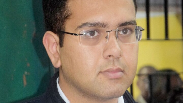 अदालती आदेश की अवमानना मामले में मथुरा के जिलाधिकारी के खिलाफ गैर-जमानती वॉरेंट जारी UP Tak