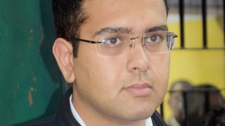 अदालती आदेश की अवमानना मामले में मथुरा के जिलाधिकारी के खिलाफ गैर-जमानती वॉरेंट जारी UP Tak