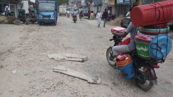 UP की सड़कों का रिएलिटी चेक: गड्ढों का तो पूछिए ही मत, यहां पूरी रोड ही खत्म, हाल आजमगढ़ का UP Tak