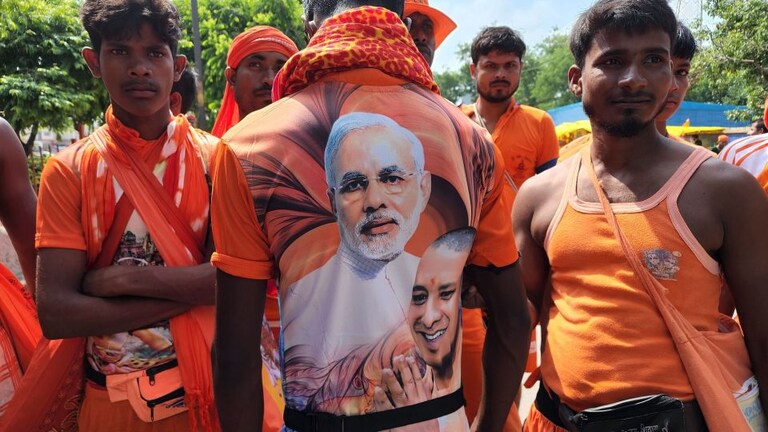 राम की नगरी अयोध्या हुई शिवमयी, कांवड़ियों के बीच मोदी और योगी के फोटो वाली टी-शर्ट की धूम UP Tak