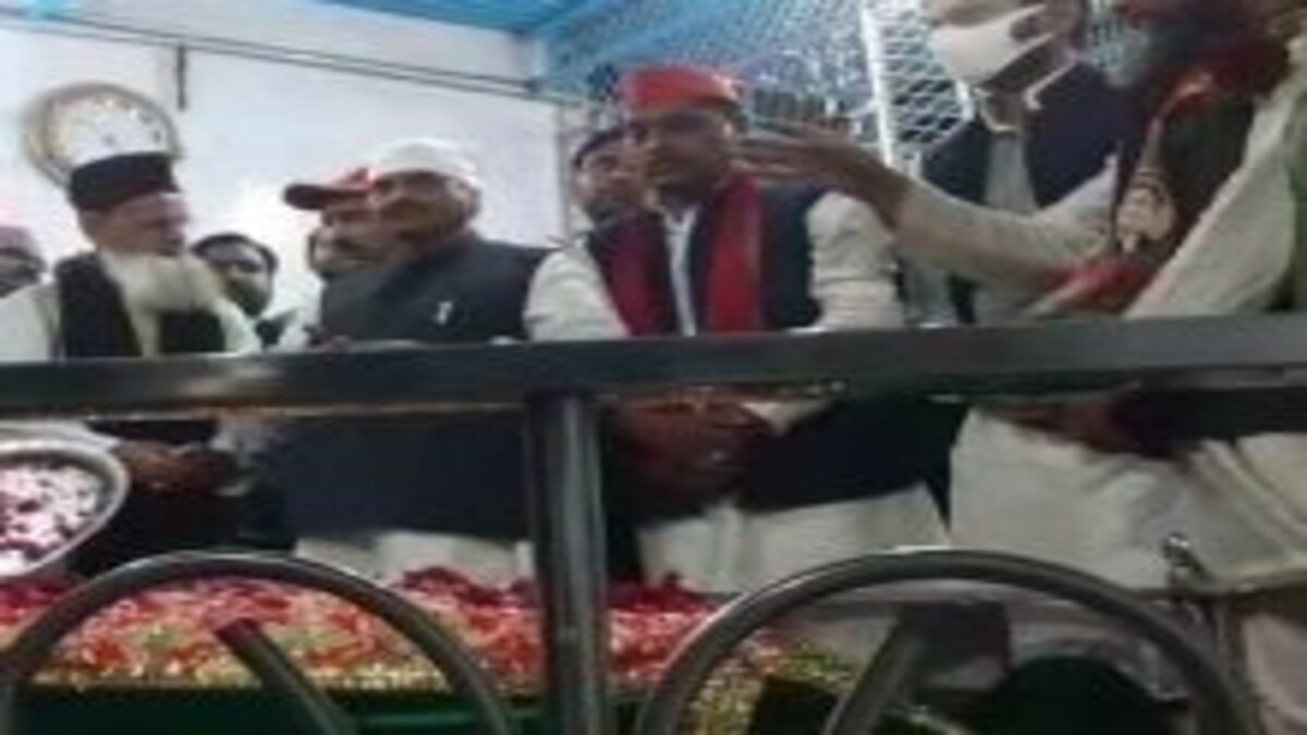 यूपी चुनाव: अखिलेश के लिए मजार पर चादर चढ़ाने लगे शिवपाल, जानें क्या मन्नत मांगी UP Tak