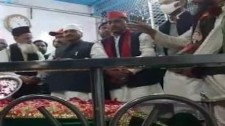 यूपी चुनाव: अखिलेश के लिए मजार पर चादर चढ़ाने लगे शिवपाल, जानें क्या मन्नत मांगी UPTak