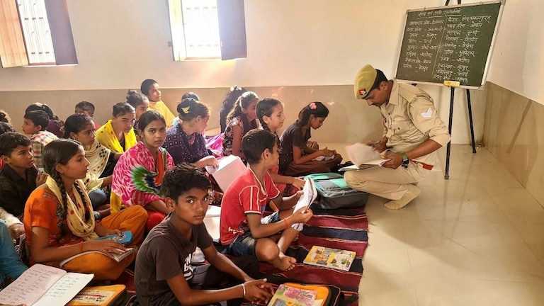 ‘खाकी वाले गुरुजी’ जिन्होंने बदल दी उन्नाव के गरीब बच्चों की जिंदगी, प्रेरणादायक है कहानी UP Tak