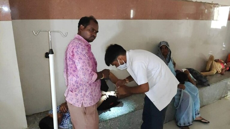 UP के कई जिलों में बुखार का कहर, फिरोजाबाद में हाल बुरा, पत्थर की बेंचों पर हो रहा इलाज UP Tak