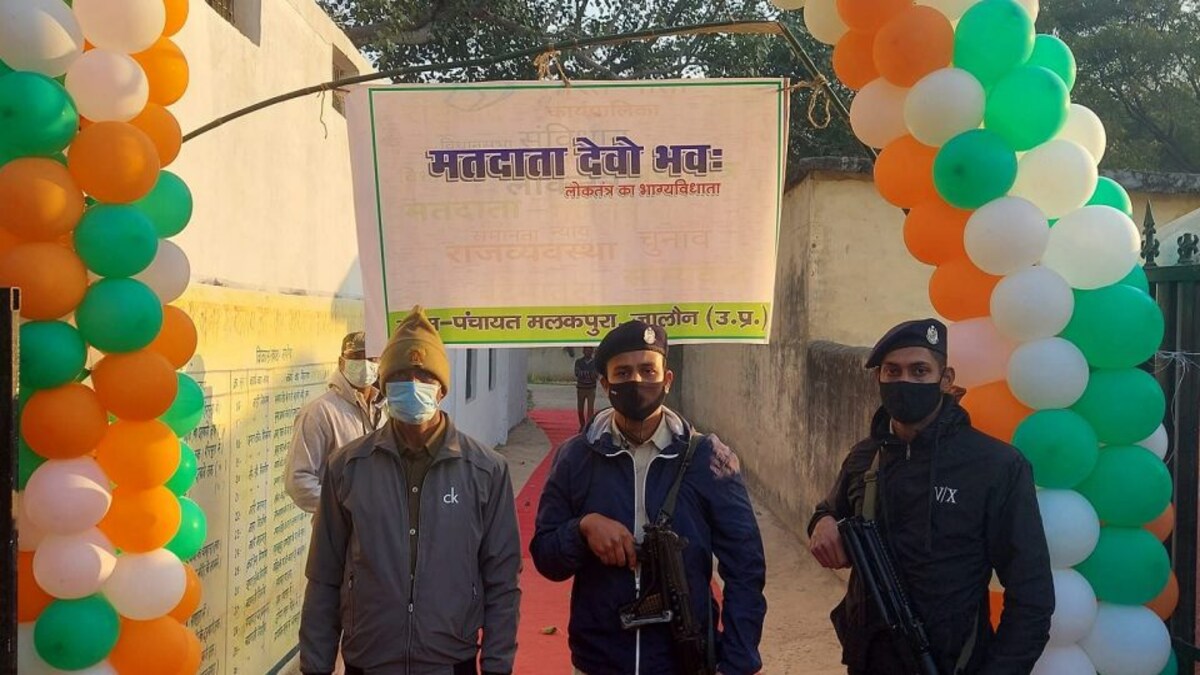 जालौन: चुनाव के बीच बैंड-बाजा लेकर निकले मलकपुरा के प्रधान, लोगों से कर रहे खास अपील UP Tak