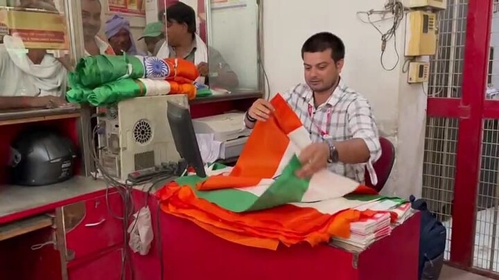 चंदौली: ‘हर घर तिरंगा’ अभियान में डाक विभाग निभा रहा अपनी भूमिका, झंडा खरीदने को उमड़ी भीड़ UP Tak