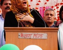 पति जयंत चौधरी को जिताने के लिए यूं मेहनत कर रहीं चारू, घर संग संभाल रहीं कैंपेन भी UP Tak