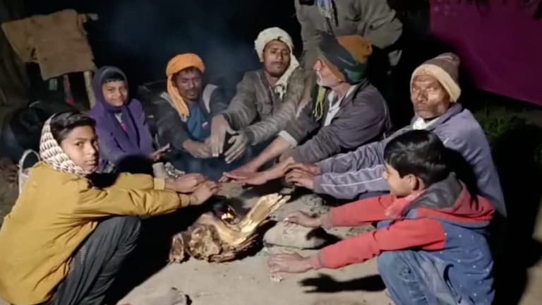 हमीरपुर में ठंड में रातभर जग रहे बाढ़ प्रभावित परिवार, चैन की नींद सो रहा है प्रशासन! UP Tak