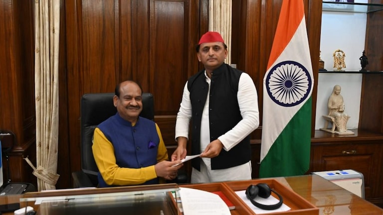 अखिलेश यादव ने सांसदी से दिया इस्तीफा, अब करहल से रहेंगे विधायक, जानिए क्या हैं इसके मायने UP Tak