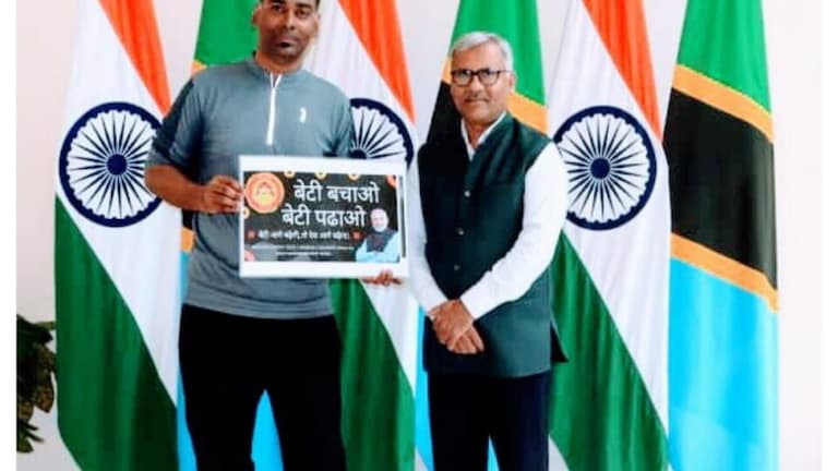 माउंट किलिमंजारो पहुंचे आगरा के रोहित, फहराया तिरंगा, CM योगी की फोटो के साथ दिया ये संदेश UP Tak