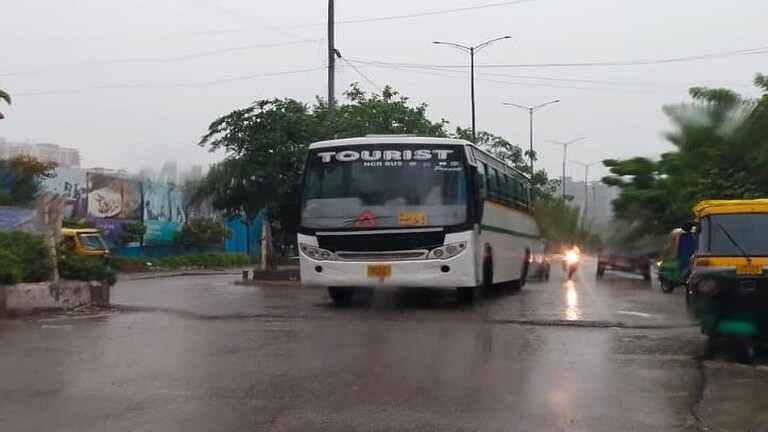 UP Weather Update: इन 32 जिलों में आज है बारिश की संभावना! IMD ने जारी किया येलो अलर्ट UP Tak