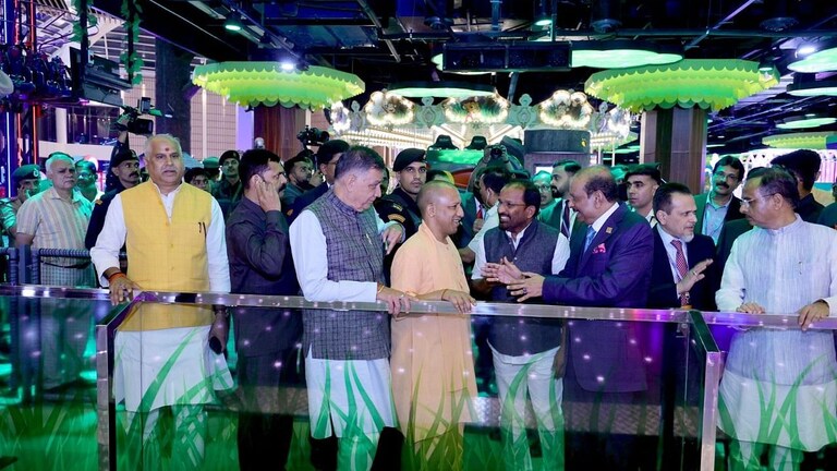 लखनऊ: लुलु समूह के मॉल का सीएम योगी ने किया उद्घाटन, गोल्फकार्ट पर बैठकर घूमे भी UP Tak