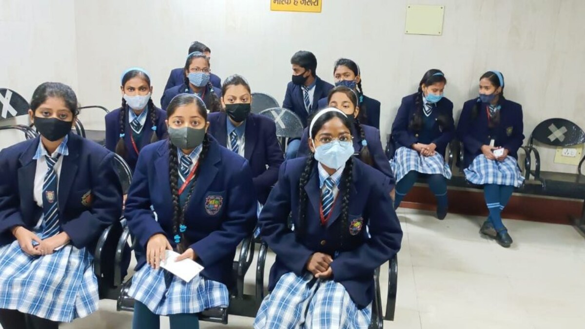 UP: 10वीं तक छुट्टियां बढ़ीं, 11वीं-12वीं में सिर्फ ऑनलाइन क्लास, कोरोना को देख ये निर्देश UP Tak
