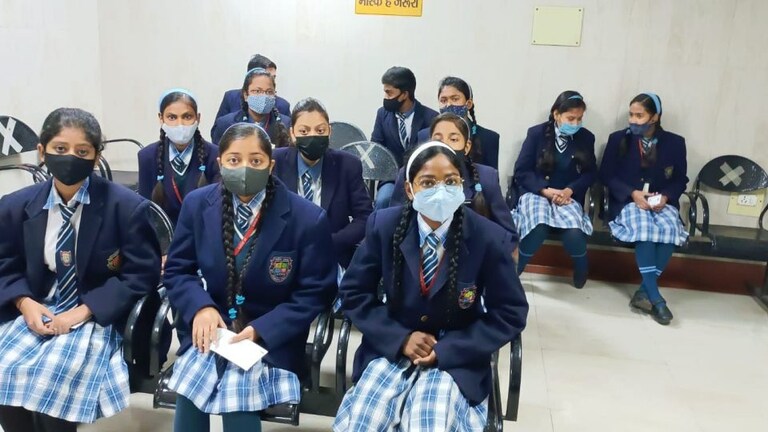 UP: कोरोना के बढ़ते मामलों को देख 10वीं तक के स्कूल 16 जनवरी तक बंद, दिए गए ये नए निर्देश UP Tak