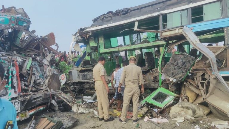 जब बस और ट्रक की हुई भिड़ंत, बाराबंकी में हुए दर्दनाक हादसे की ये तस्वीरें खौफनाक हैं UP Tak