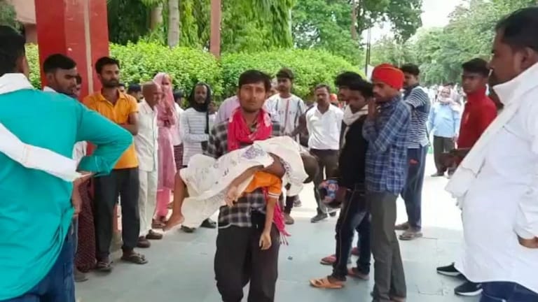 कौशांबी: बच्चे का शव लेकर भटकता रहा पिता, 3 घंटे बाद मिली एम्बुलेंस, डॉक्टर पर लगा ये आरोप UP Tak