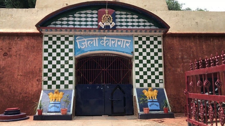 सहारनपुर की जिला जेल में फूटा HIV बम, एक महिला समेत 23 पुरुष बंदी पाए गए पॉजिटिव UP Tak