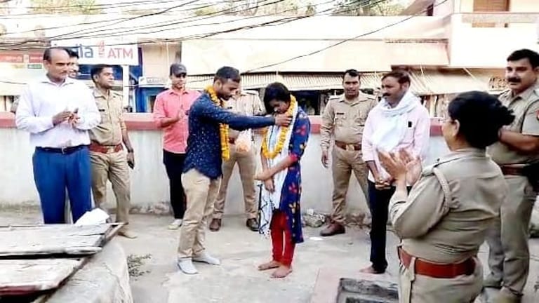 चंदौली: जाति आ रही थी आड़े, काउंसलिंग के बाद थाने में पुलिस ने कराई प्रेमी युगल की शादी UP Tak