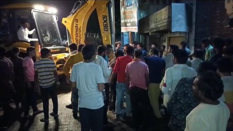 संभल: ‘बेजुबान’ को बचाने के लिए आधी रात में जद्दोजहद! JCB से गाय को यूं निकाला गया बाहर UP Tak