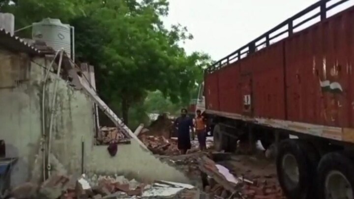 अमरोहा: तेज रफ्तार अनियंत्रित ट्रक जा घुसा पुलिस चौकी में, मची चीख-पुकार UP Tak