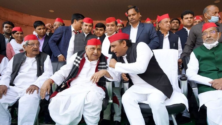 मुलायम सिंह और अखिलेश यादव के खिलाफ आय से अधिक संपत्ति का मामला बंद करने से SC का इनकार UP Tak