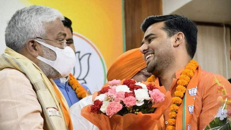 बीजेपी में एक और ‘दागी’ एंट्री: कौन हैं वैभव चतुर्वेदी जिनको लेकर उठे सवाल UP Tak