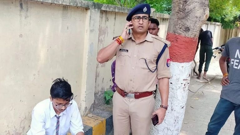 मुरादाबाद: अर्ध बेहोशी की हालत में छात्र को देख रुके SP, पानी पिलाया और भेजा अस्पताल UP Tak