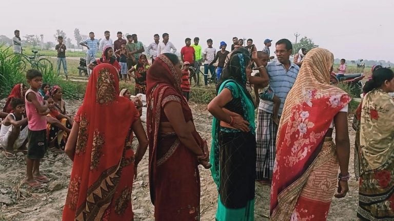 आजमगढ़: रिश्ते में मौसी-भांजी लगने वाली दो किशोरियों ने फांसी लगाकर की खुदकुशी, जानें वजह UP Tak