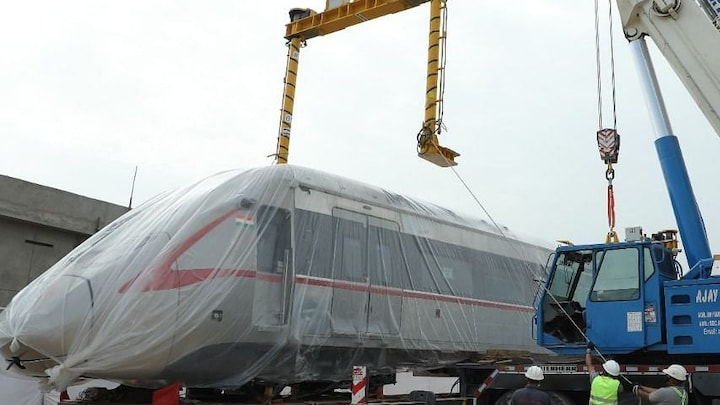 दिल्ली-मेरठ रैपिड रेल का पहला ट्रेनसेट गाजियाबाद के दुहाई पहुंचा, देखिए इस खास ट्रेन को UP Tak