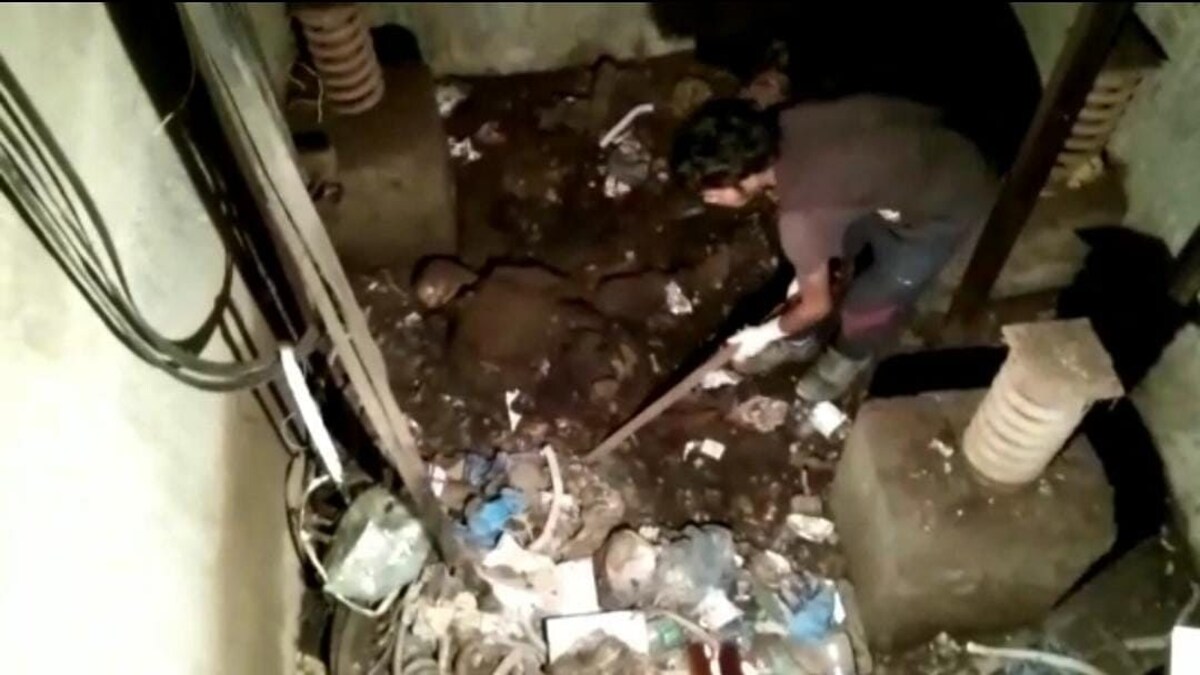 यूपी के अस्पताल में 24 साल से बंद पड़ी थी लिफ्ट, खुली तो मिला नर कंकाल, मची सनसनी UP Tak