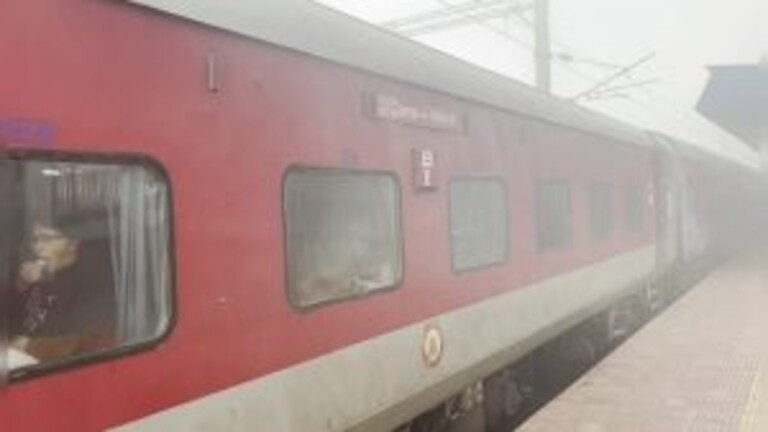 कोहरे ने रेल यातायात को किया प्रभावित, राजधानी समेत ये ट्रेनें चल रहीं लेट, यात्री बेहाल! UP Tak