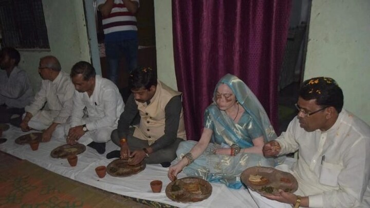 जनता का मूड जानने बरेली पहुंचे कैबिनेट मंत्री नंदी, जमीन पर बैठ दलित के घर किया भोजन UP Tak