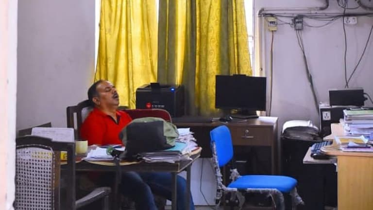मुरादाबाद: ऑफिस में सोते हुए जेई की तस्वीर वायरल, एसडीओ ने दे दी गजब की सफाई, जानें मामला UP Tak
