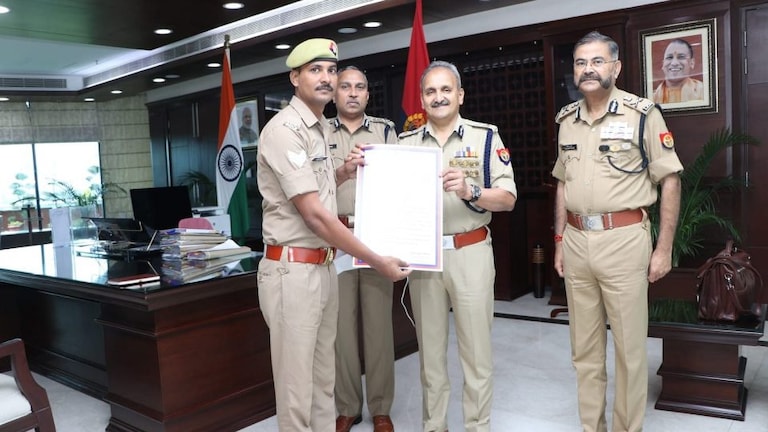 भीख मांगने वाले बच्चों को शिक्षित कर रहे सिपाही रोहित की पाठशाला के लिए DGP ने भेजा गिफ्ट UP Tak