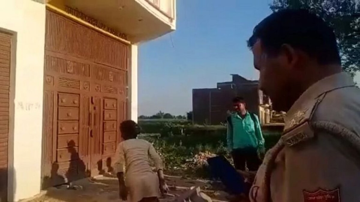 इटावा: युवती ने जीजा पर लगाया घर में बंधक बनाने का आरोप, पुलिस ने क्रेन की मदद से निकाला UP Tak